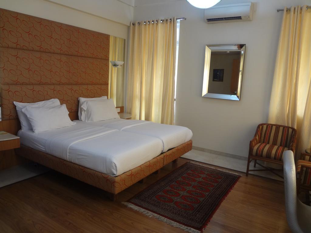 Astoria Hotel Мумбаи Экстерьер фото