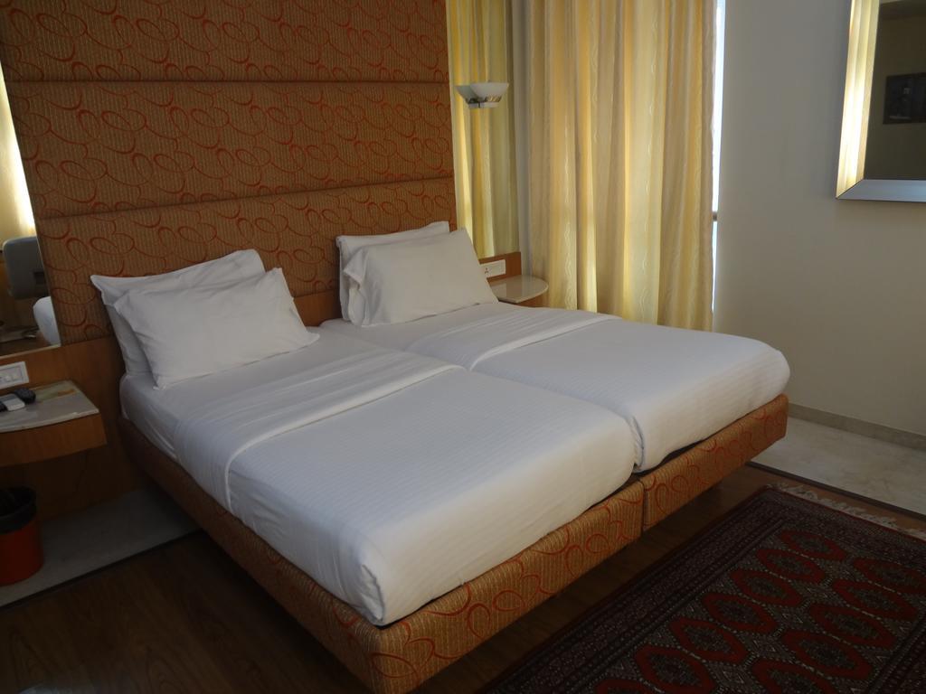 Astoria Hotel Мумбаи Экстерьер фото